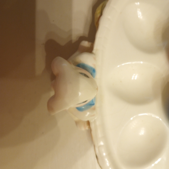 Ceramic Easter Egg Display Plate and matching salt and pepper shakers - Picture 6 of 11